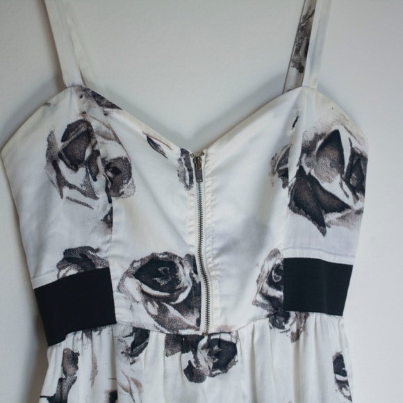 Cream dress with black rose print - Picture 4 of 7